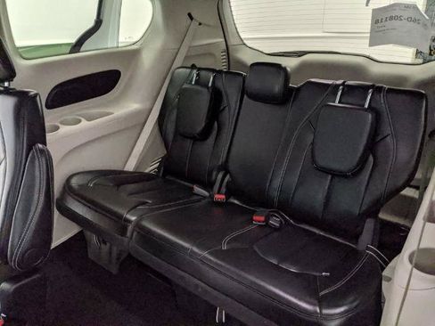 Used 2024 Chrysler Pacifica Touring-L FWD image 19