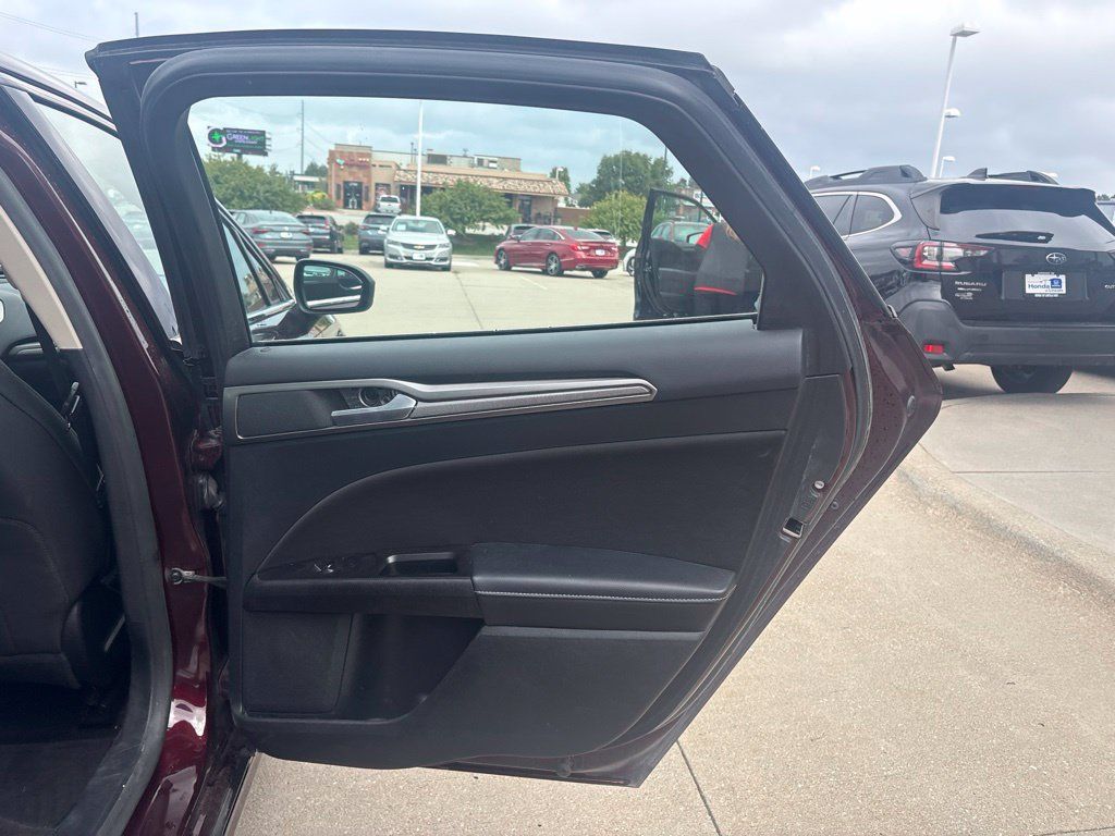 Used 2017 Ford Fusion SE w/ Fusion SE Technology Package FWD image 25