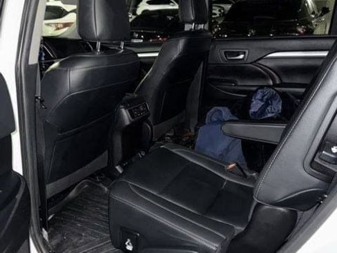 Used 2019 Toyota Highlander XLE image 6