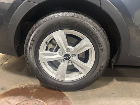 Used 2024 Kia Sorento LX image 8