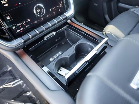 Certified 2025 GMC Yukon Denali image 21