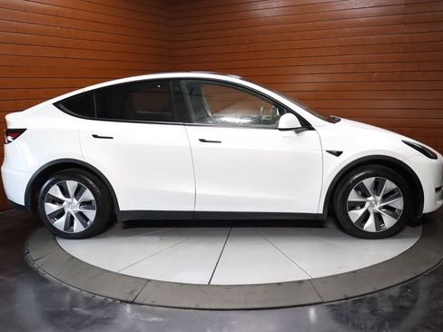 Used 2023 Tesla Model Y Long Range image 17