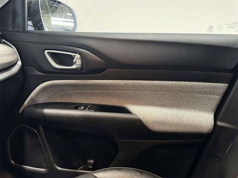 Used 2022 Jeep Compass Latitude image 28