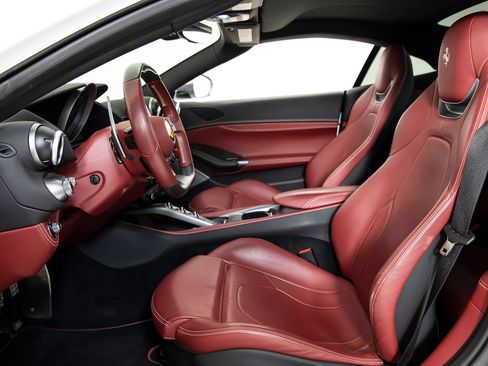 Certified 2019 Ferrari Portofino RWD image 5