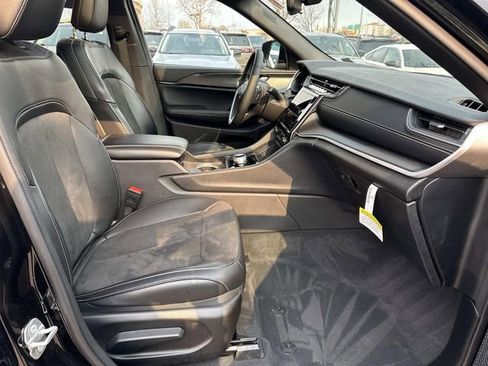 Used 2024 Jeep Grand Cherokee L Altitude image 9