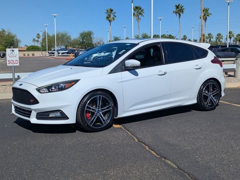 Used 2018 Ford Focus ST w/ Equipment Group 402A FWD image 2
