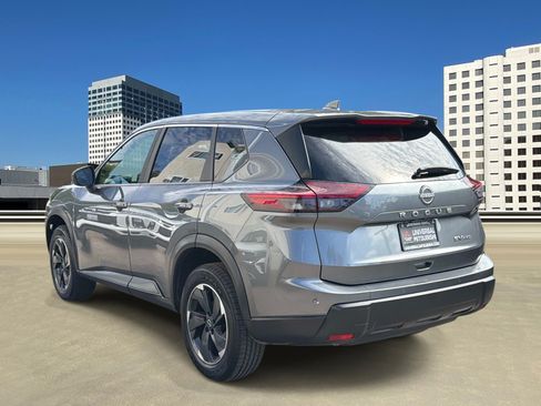 Used 2024 Nissan Rogue SV AWD/4WD image 3