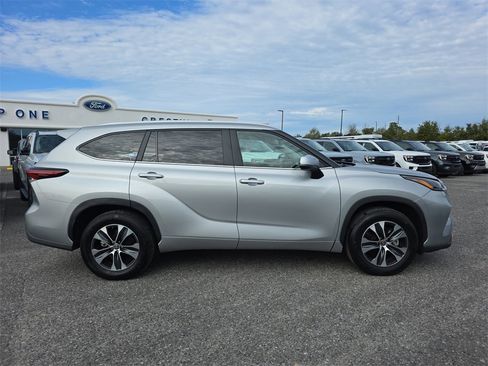 Used 2024 Toyota Highlander XLE image 4