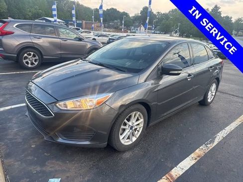 Used 2016 Ford Focus SE w/ SE Power Seat Package FWD image 3