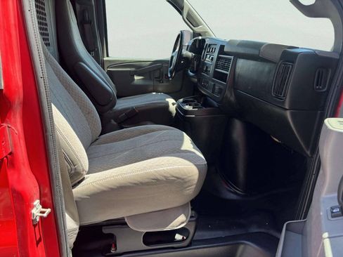 Used 2017 Chevrolet Express 3500 RWD image 18