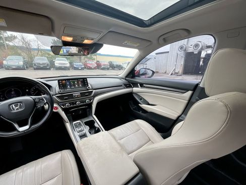 Used 2019 Honda Accord Touring image 11