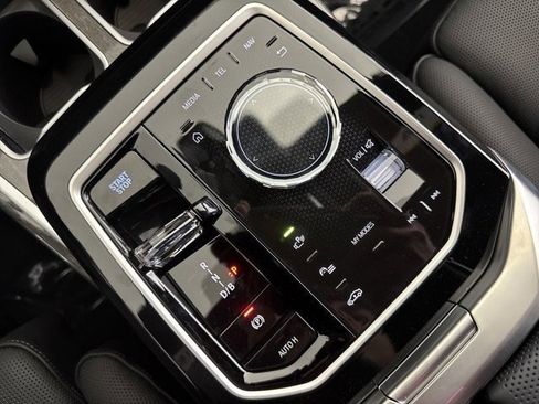 Used 2025 BMW i7 eDrive50 w/ M Sport Package image 25