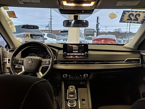 Used 2022 Mitsubishi Outlander ES image 16