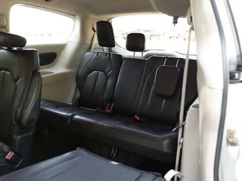 Used 2023 Chrysler Pacifica Touring-L FWD image 25