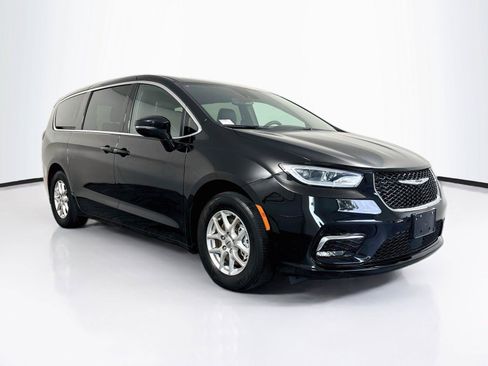 Used 2025 Chrysler Pacifica Select FWD image 7