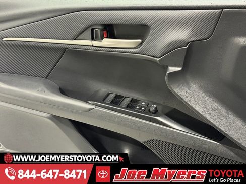 Used 2025 Toyota Camry SE w/ Convenience Package image 26
