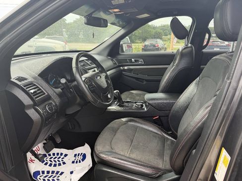 Used 2019 Ford Explorer XLT w/ Equipment Group 202A AWD/4WD image 10