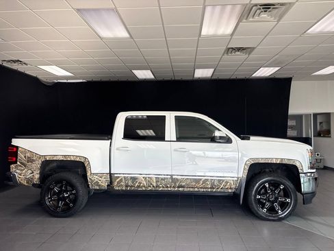 Used 2018 Chevrolet Silverado 1500 LT w/ LT Eassist Package AWD/4WD image 2