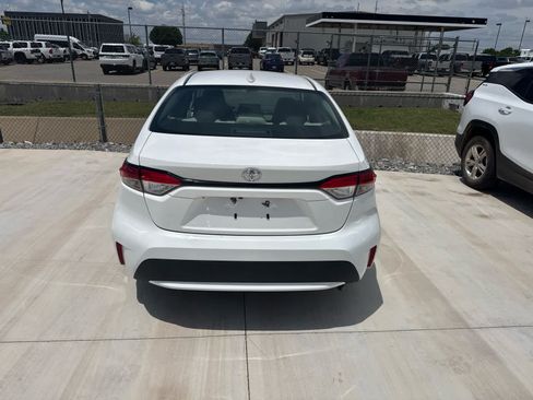 Used 2022 Toyota Corolla LE FWD image 3