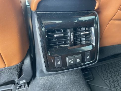 Used 2022 Toyota Avalon Limited image 13