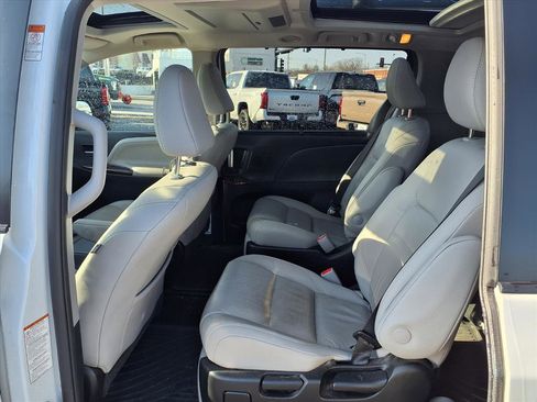 Used 2018 Toyota Sienna Limited Premium w/ Carpet Mat Package image 25