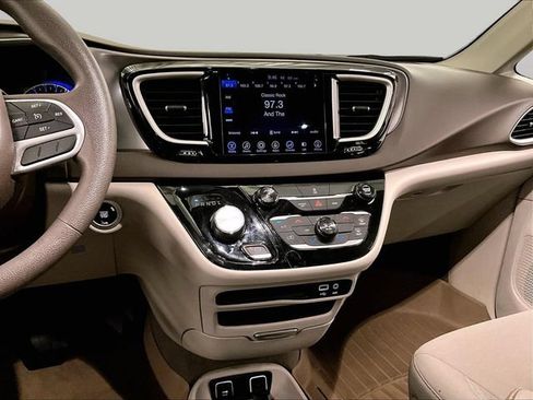 Used 2017 Chrysler Pacifica Touring FWD image 6