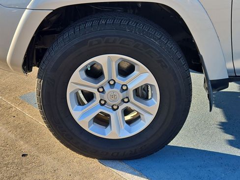 Used 2018 Toyota 4Runner SR5 Premium image 10