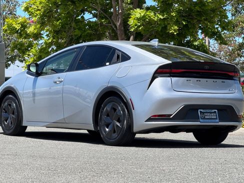 Used 2023 Toyota Prius LE FWD image 6