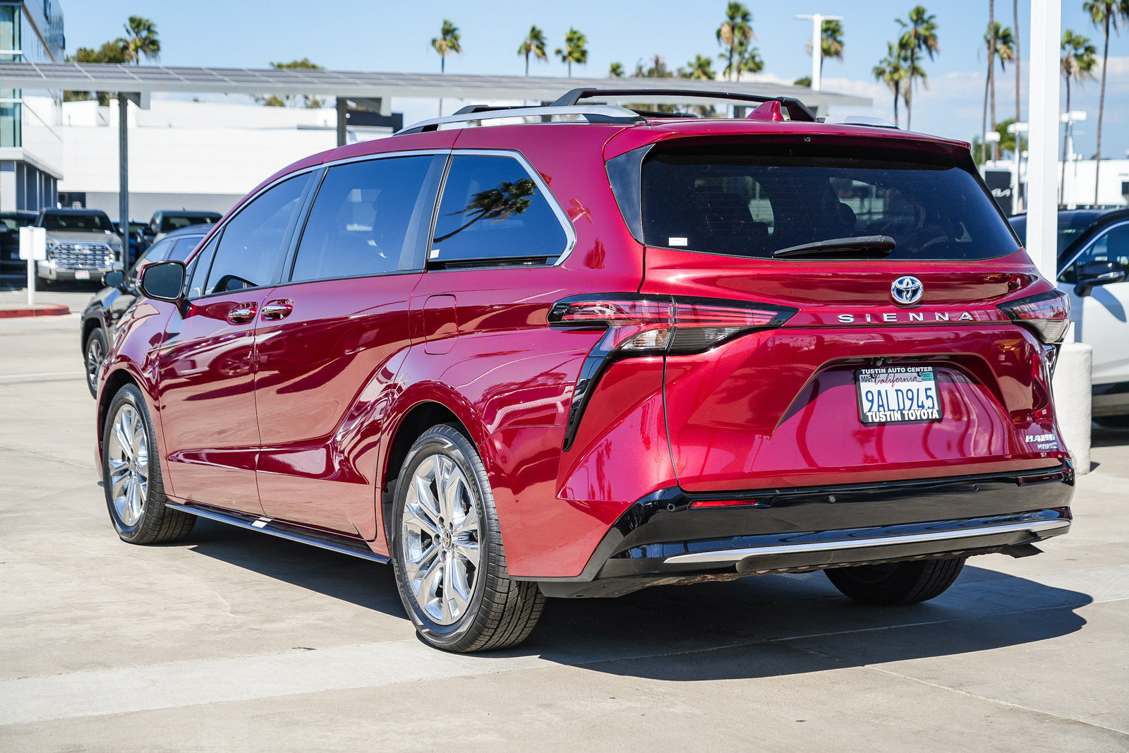 Certified 2022 Toyota Sienna Platinum w/ Outdoor Package (TMS) FWD image 8