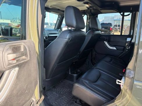 Used 2015 Jeep Wrangler Unlimited Rubicon w/ Connectivity Group AWD/4WD image 5
