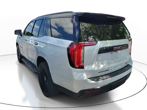 Used 2021 GMC Yukon SLT w/ SLT Luxury Plus Package image 4