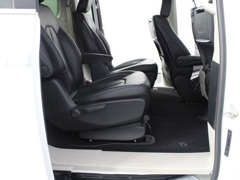 Used 2023 Chrysler Pacifica Touring-L w/ Uconnect Theater Family Group image 24