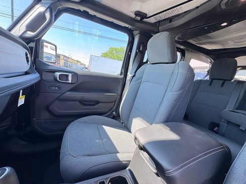 Used 2025 Jeep Wrangler Unlimited Sahara AWD/4WD image 14