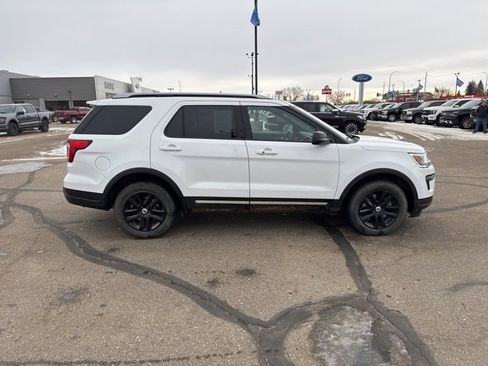 Used 2018 Ford Explorer XLT image 9