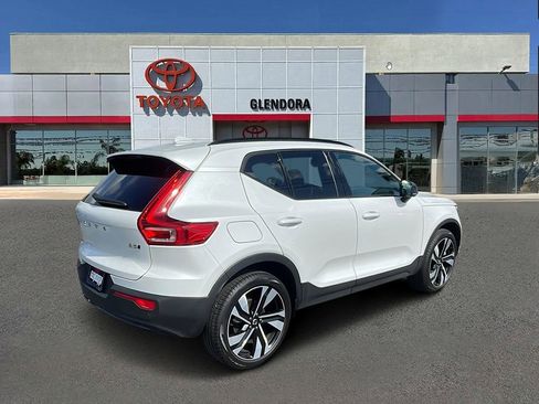Used 2025 Volvo XC40 B5 Plus image 3