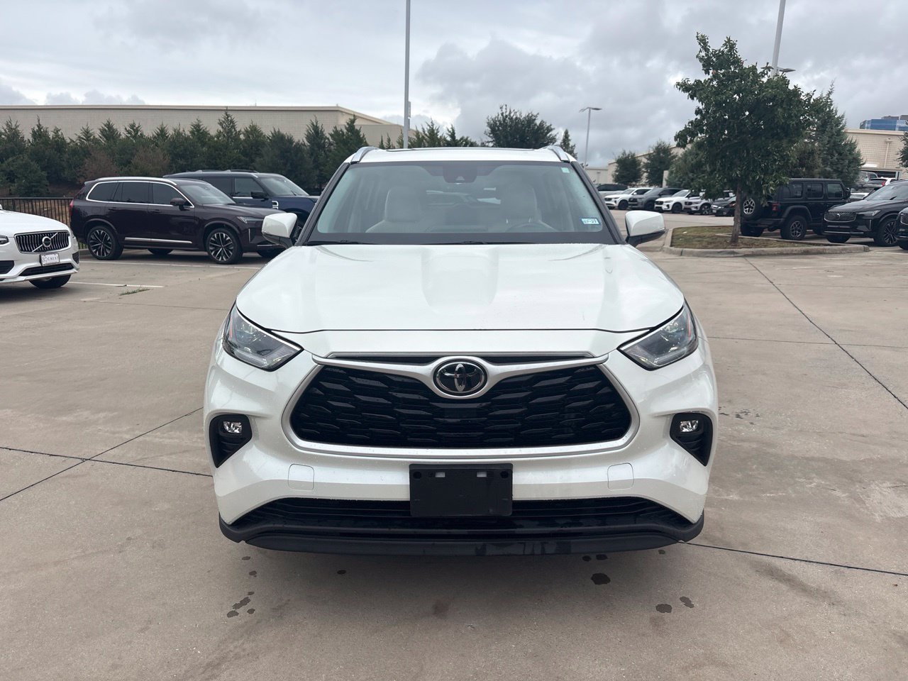Used 2021 Toyota Highlander XLE AWD/4WD image 2