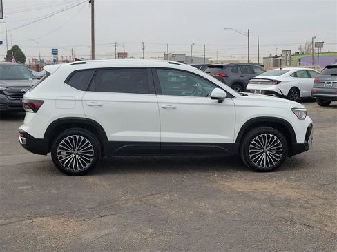 Used 2025 Volkswagen Taos SE image 9