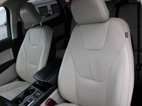 Used 2019 Ford Edge Titanium w/ Equipment Group 301A image 5