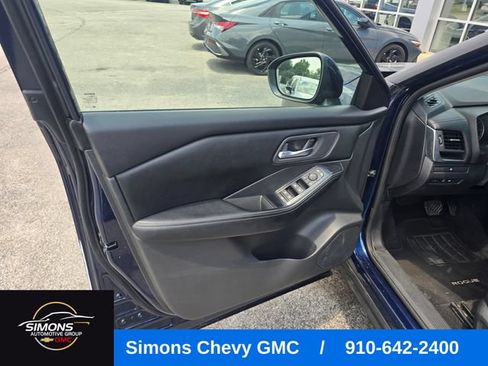 Used 2025 Nissan Rogue SV FWD image 12