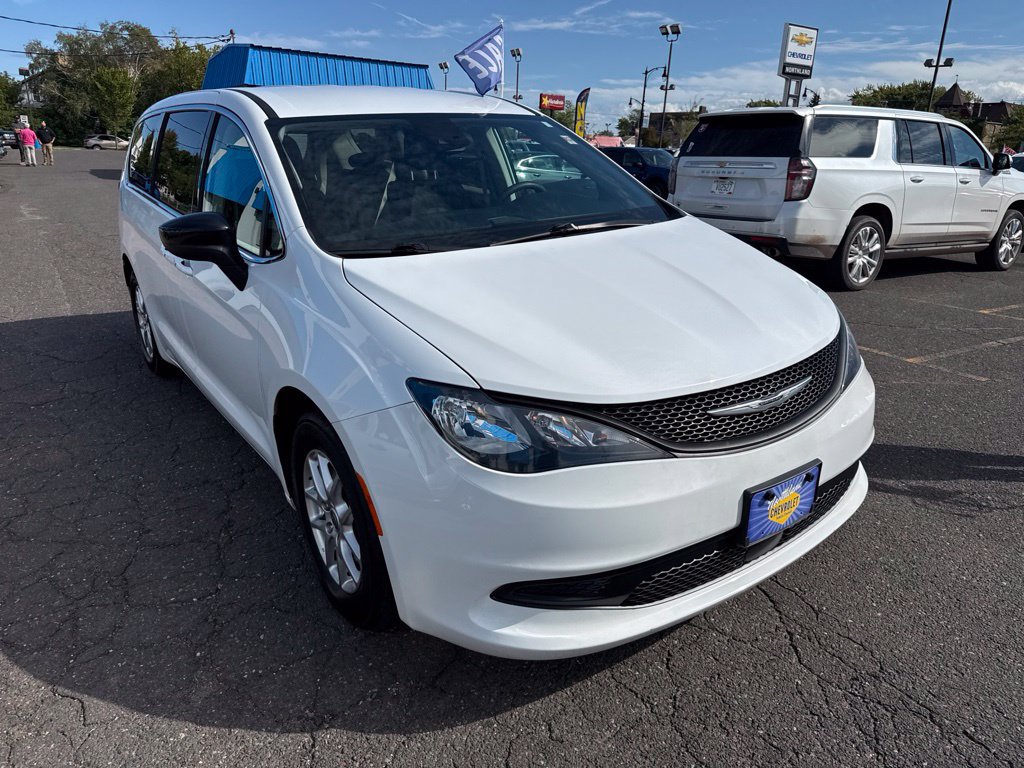 Used 2024 Chrysler Voyager LX FWD image 4