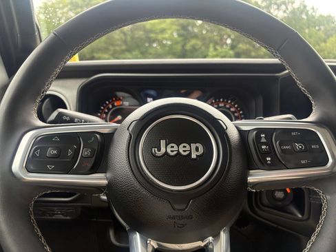 Used 2025 Jeep Wrangler Unlimited Sahara AWD/4WD image 24