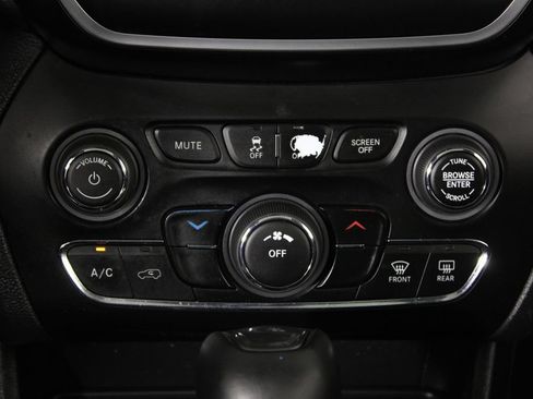 Used 2020 Jeep Cherokee Latitude Plus FWD image 20
