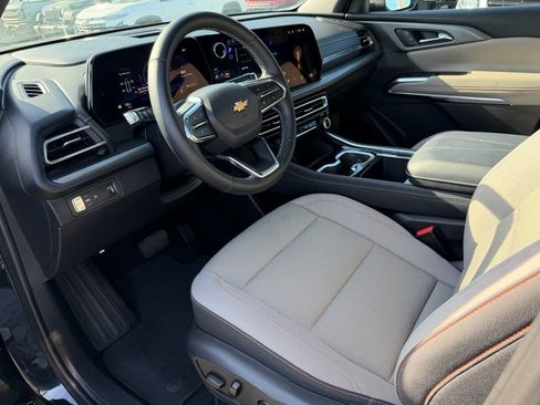 Used 2025 Chevrolet Traverse LT FWD image 11