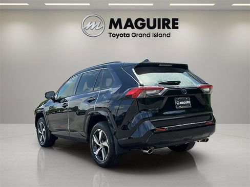 Used 2021 Toyota RAV4 SE image 3