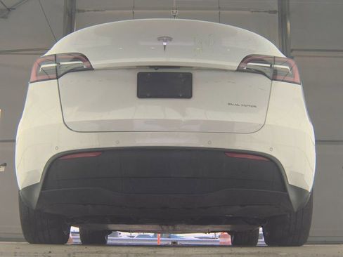 Used 2021 Tesla Model Y Long Range image 13