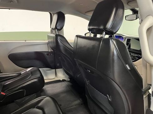 Used 2024 Chrysler Pacifica Touring-L FWD image 14