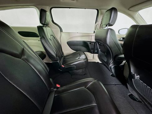 Used 2024 Chrysler Pacifica Touring-L FWD image 25