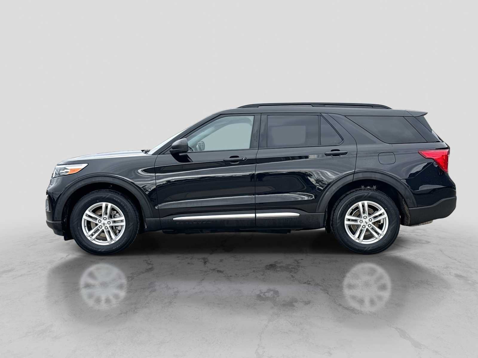 Used 2023 Ford Explorer XLT w/ Equipment Group 202A AWD/4WD image 3