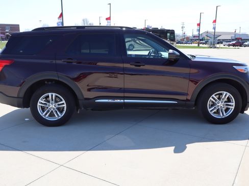 Used 2022 Ford Explorer XLT w/ Equipment Group 202A image 5
