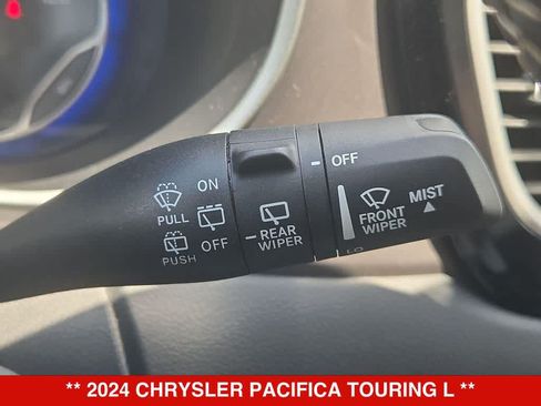 Used 2024 Chrysler Pacifica Touring-L FWD image 24